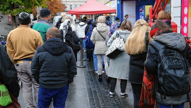 Lange Schlangen vor der Apotheke am Grazer Jakominiplatz (Bild: Christian Jauschowetz)