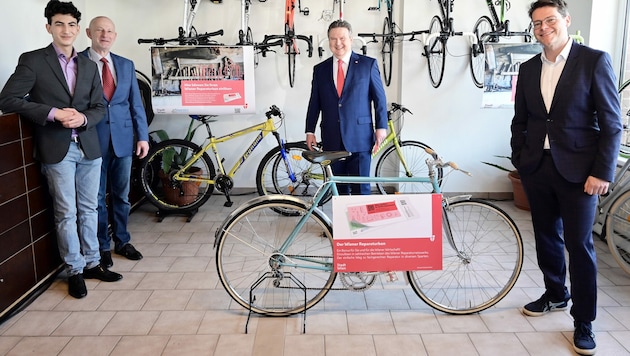 Bürgermeister Michael Ludwig und Klimastadtrat Jürgen Czernohorszky in einer Fahrrad-Reparaturwerkstatt (Bild: C.Jobst/PID)