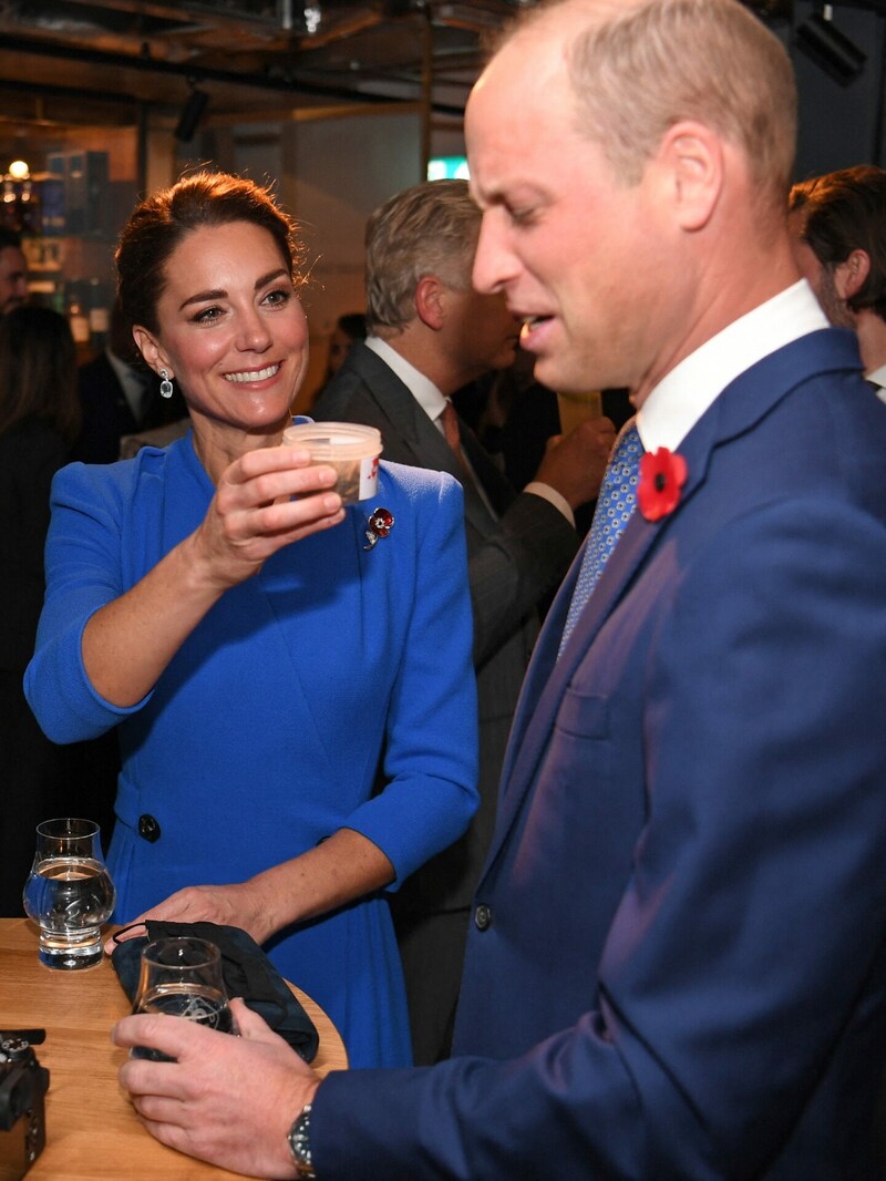 Prinz William reagiert etwas angewidert auf Herzogin Kates getrocknete Larven. (Bild: APA/Photo by DANIEL LEAL-OLIVAS/AFP)