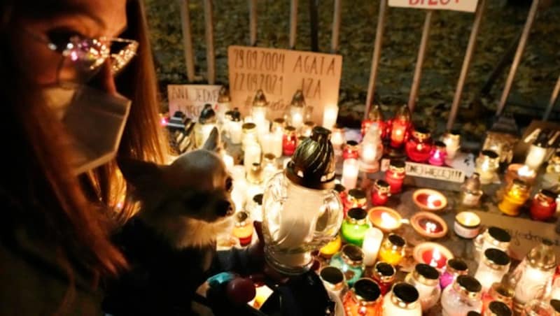 Hunderte Frauen und Männer versammelten sich in zahlreichen Städten des Landes und zündeten Kerzen an. (Bild: AP)