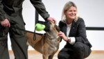 Corona-Spürhund „Fantasy“ und Verteidigungsministerin Klaudia Tanner (ÖVP (Bild: APA/ROLAND SCHLAGER)