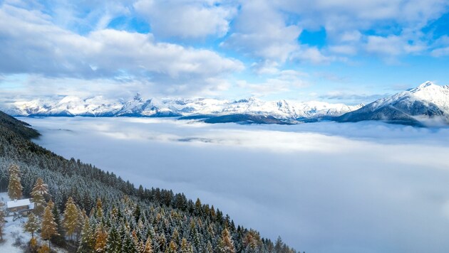 Wundervoller Blick am Dienstag vom Rangger Köpfl auf das nebelverhangene Oberinntal. (Bild: zeitungsfoto.at/Liebl Daniel)