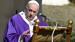 Papst Franziskus am Dienstag beim Gottesdienst auf dem französischen Militärfriedhof in Rom. (Bild: AFP)