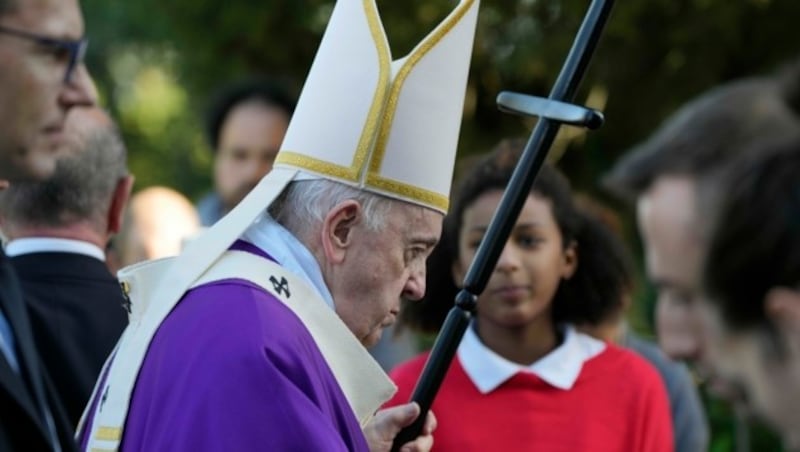 Pope Francis presides over a ceremony on the occasion of All Souls Day, at French Military Cemetery on the occasion of All Souls Day, in Rome, Tuesday, Nov. 2, 2021. (AP Photo/Alessandra Tarantino) (Bild: The Associated Press)