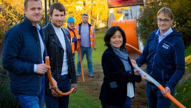 Bürgermeisterin Margit Göll bei den letzten Grabungen für die Glasfaserverrohrung in der Gemeinde Moorbad Harbach. (Bild: Klaus Schindler)