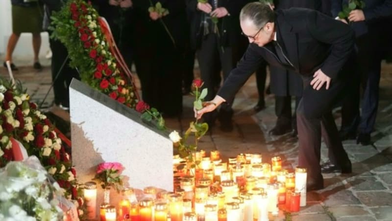Bundeskanzler Alexander Schallenberg am Dienstag bei der Gedenkveranstaltung für die Opfer des Terroranschlags vor einem Jahr in der Wiener Innenstadt (Bild: APA/GEORG HOCHMUTH)