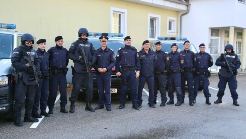 Die neue Schnelle Interventionsgruppe mit Landespolizeidirektor Martin Huber und Oberst Robert Galler, dem Leiter der Einsatzabteilung. (Bild: Karl Grammer)