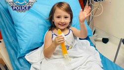 Die kleine Cleo glücklich und körperlich unversehrt im Krankenhaus (Bild: WA Police)