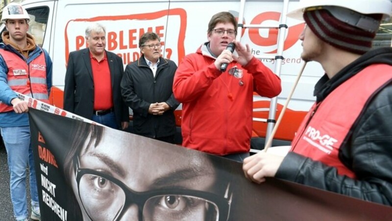 Bereits vor der vierten Verhandlungsrunde wurde eine Kundgebung der Jugendorganisationen der Gewerkschaften abgehalten. Wimmer und Dürtscher schauten ebenfalls vorbei. (Bild: APA/HERBERT PFARRHOFER)