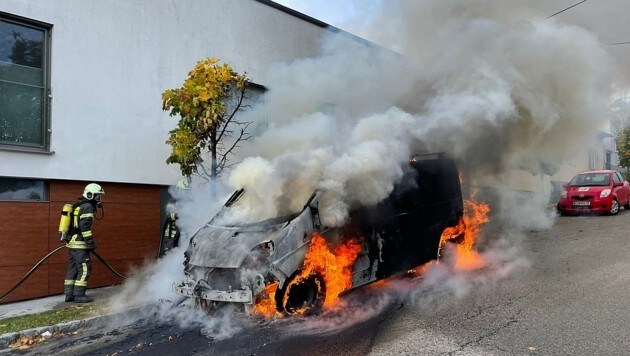 Pkw in Vollbrand: Bislang ist noch unklar, warum das Auto Feuer fing. (Bild: FF Steinbrunn)
