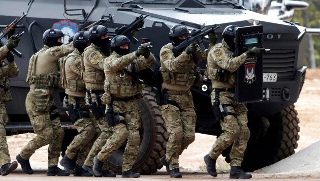Die Republika Srpska will eine eigene Armee und eigene Polizei aufbauen. Das Bild zeigt das Training serbischer Einheiten. (Bild: AP)