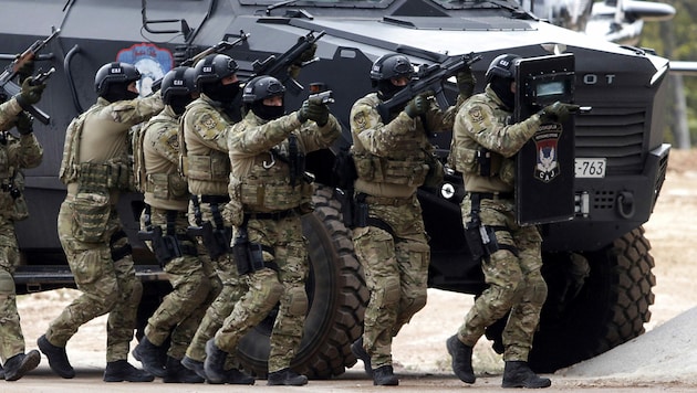 Die Republika Srpska will eine eigene Armee und eigene Polizei aufbauen. Das Bild zeigt das Training serbischer Einheiten. (Bild: AP)