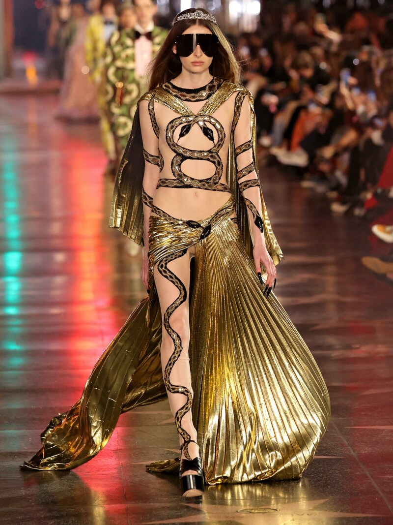 Ein Model in einem Gucci-Outfit, das an die alten Ägypter erinnerte (Bild: 2021 Getty Images)