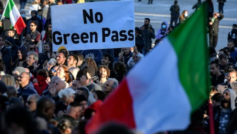 Protest gegen den Grünen Pass in Rom (Bild: APA/AFP/Tiziana FABI)