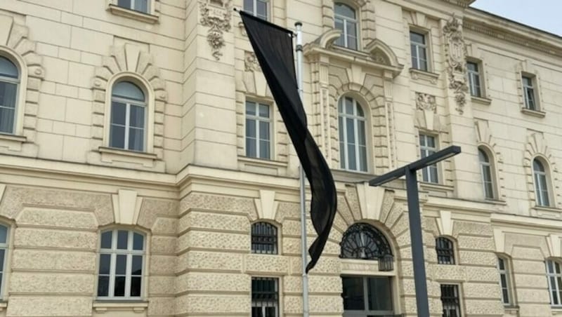 Als Zeichen der Trauer weht die schwarze Fahne vor dem Landesgericht in St. Pölten. (Bild: Weichhart)