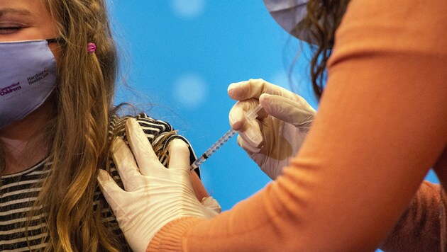 Symbolbild: Der Andrang auf Impftermine ist seit Samstag spürbar gestiegen. Es sind genügend Dosen vorhanden, so Landeshauptmann Haslauer. (Bild: AFP/Joseph Prezioso)