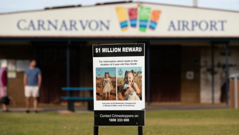 In der Ortschaft Carnarvon, wo Cleo entdeckt wurde, macht ein Plakat auf die Belohnung von einer Million Australischer Pfund für Hinweise auf das Mädchen aufmerksam. (Bild: AAP IMAGE)