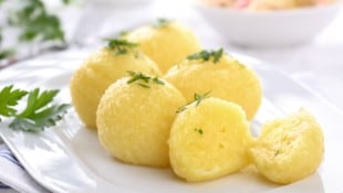 Diese Knödel können Sie auch in großer Zahl vorbereiten und nach dem Kochen einfrieren. Bei ...