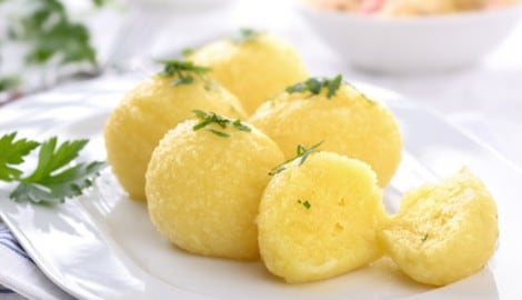 Diese Knödel können Sie auch in großer Zahl vorbereiten und nach dem Kochen einfrieren. Bei ...