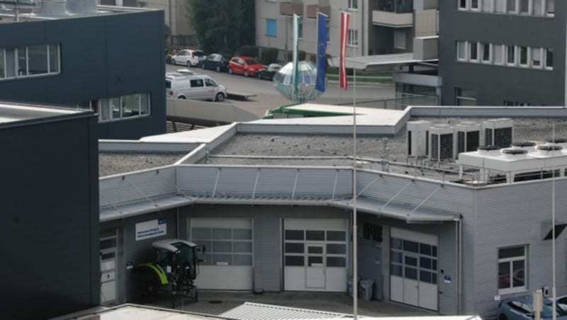 Auf diesem Dach am AVL-Gelände entsteht die Pilot-Anlage. (Bild: Christian Jauschowetz)