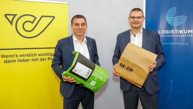 Post-AG-Vorstand Peter Umundum und Franz Staberhofer von der Fachhochschule Oberösterreich mit Verpackungen, die im Test eingesetzt werden. (Bild: Österreichische Post AG/Husar)