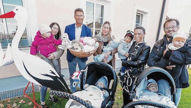 Bürgermeister Porics überreichte den glücklichen Mamas und Papas Stofftiere als Geschenke. (Bild: Judt Reinhard)
