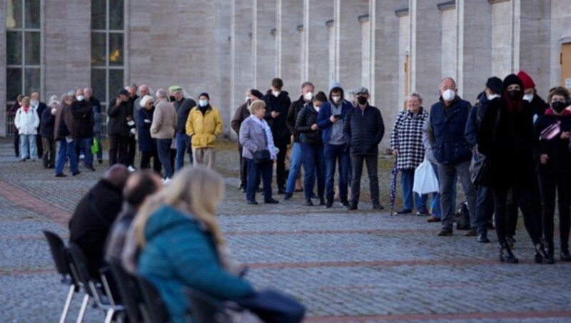 Viele Deutsche wollen sich nun doch impfen lassen. (Bild: AP Photo/Markus Schreiber)