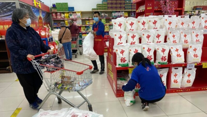 Eine Verkäuferin schlichtet Mehlsäcke in einem Supermarkt in Peking nach. (Bild: Associated Press)