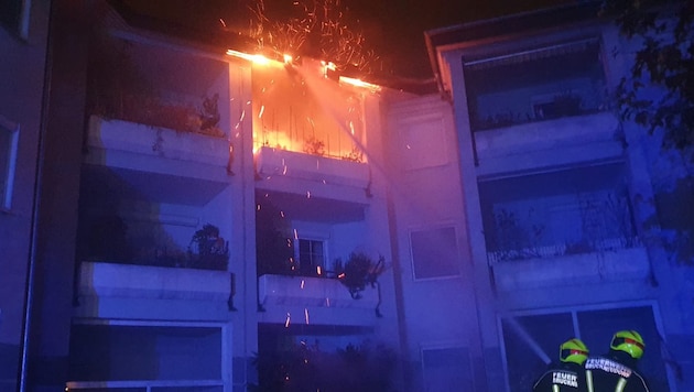 Vier Feuerwehren und das Rote Kreuz Bruck an der Leitha waren bei dem Balkonbrand im Einsatz. (Bild: FF Bruckneudorf)
