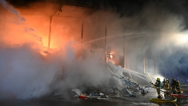 Der Entsorgungsbetrieb in St. Johann stand in Flammen. (Bild: Feuerwehren Bezirk Pongau, Stefan Hafner)
