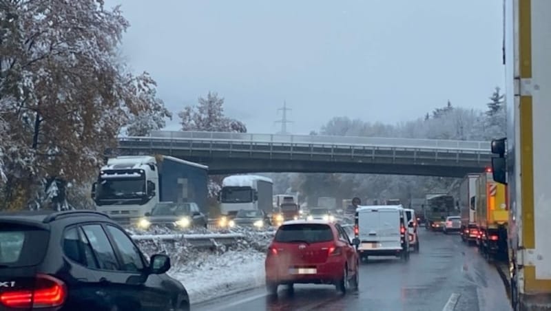 Auch auf der Inntalautobahn zwischen Kramsach und Vomp herrschte in der Früh zäher Verkehr. (Bild: Hubert Berger)