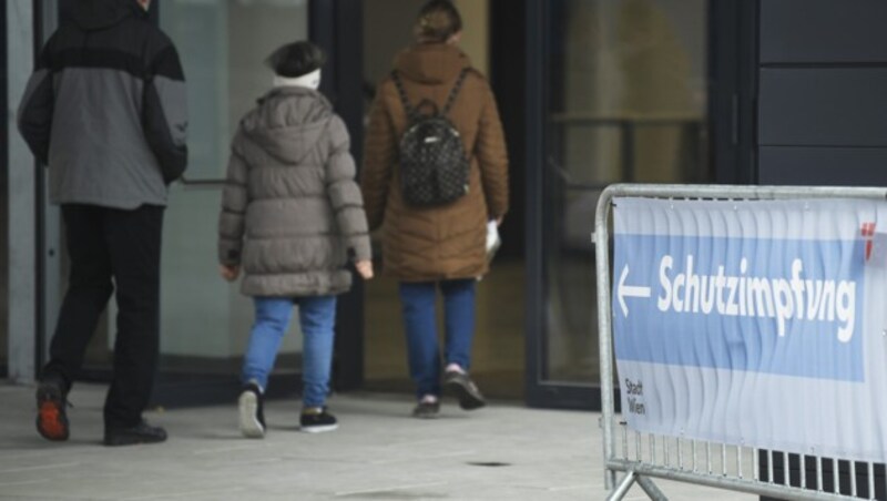 Die Impfstraßen erlebten zuletzt einen enormen Andrang - doch reicht das aus, um eine Impfpflicht zu umgehen? (Bild: APA/ROBERT JAEGER)