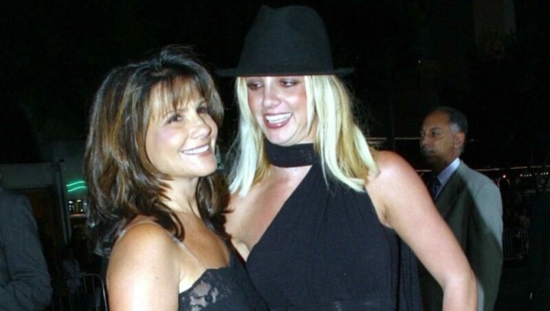 Britney Spears und ihre Mama Lynne im Jahr 2002 (Bild: www.pps.at)