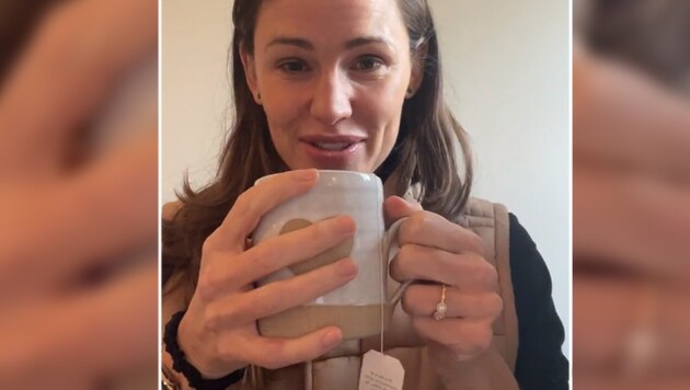 Jennifer Garner zeigt sich auf Instagram mit einem funkelnden Ring am Finger und heizt damit Gerüchte um eine Verlobung an. (Bild: instagram.com/jennifergarner)
