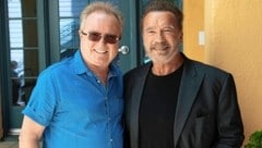 Dierk Sindermann kannte sie alle: Auf diesem Foto posiert er mit Arnold Schwarzenegger. (Bild: Dierk Sindermann)