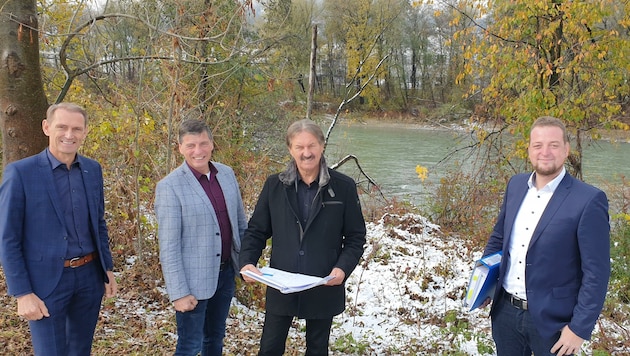 Der Inn wird ihnen noch viel Arbeit bescheren: Wasserverbands-Geschäftsführer Hörhager, Wasserverbands-Obmann Lintner, Vize Eberharter und Stadtwerke-Chef Greil (von rechts). (Bild: EBV)