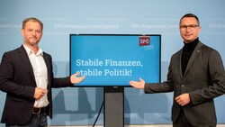 Die Ratingagentur Standard & Poor’s hat die Finanzlage des Burgenlands bewertet. Landesgeschäftsführer Roland Fürst (li.) und SPÖ-Klubobmann Robert Hergovich (re.) freuen sich über das gute Resultat. (Bild: SPÖ Landtagsklub Burgenland)