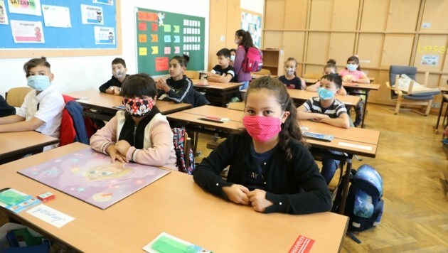 Die Kinder haben mit dem Maskentragen und den Tests viel weniger Probleme als so manche Eltern. (Bild: Jöchl Martin)