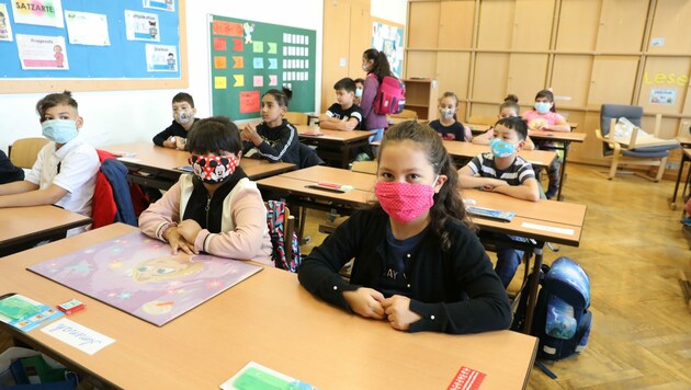 Die Kinder haben mit dem Maskentragen und den Tests viel weniger Probleme als so manche Eltern. (Bild: Jöchl Martin)