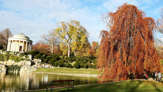 Vom Leopoldinentempel bis hin zur Orangerie: Der Schlosspark hat so einiges zu bieten. (Bild: Judt Reinhard)