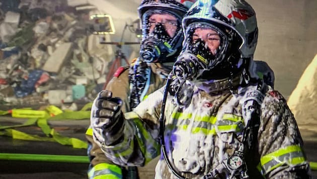 Feuerwehrleute trugen wegen des brennenden Mülls Atemschutz. (Bild: Tschepp Markus)