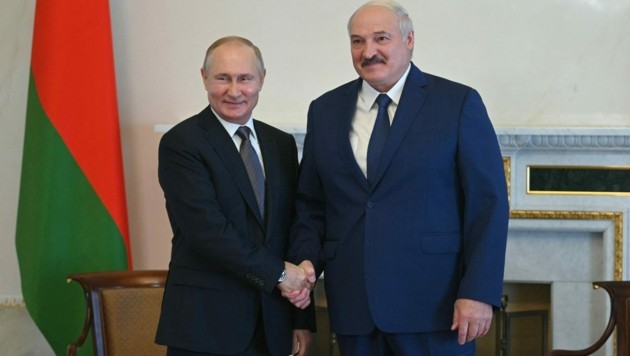 Putin und Lukaschenko bei einem Treffen im Juli 2021; am Donnerstag unterzeichneten die beiden ein Dekret zur Bildung eines Unionsstaats. (Bild: AFP)