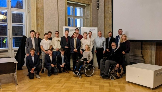 Die Schüler und Forschenden freuen sich über den Erfolg ihres gemeinsamen Projekts. Der innovative Rollstuhlantrieb soll einmal in Serienproduktion gehen. (Bild: TU Wien)