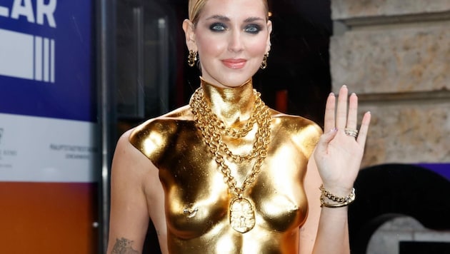 Chiara Ferragni in einem goldenen Brustpanzer von Schiaparelli (Bild: www.PPS.at)