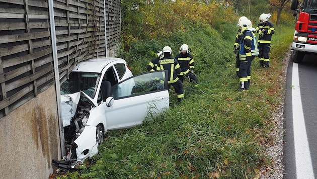 Der Wagen der Unfalllenkerin hat nur noch Schrottwert. (Bild: FF Biedermannsdorf)