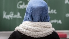 Mädchen unter 14 Jahren dürfen kein Kopftuch mehr in der Schule tragen.