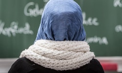 Mädchen unter 14 Jahren dürfen kein Kopftuch mehr in der Schule tragen.