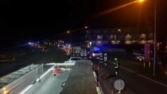 Ein Teil der Mannschaft war zufällig im Feuerwehrhaus und sofort bei den Verunfallten. (Bild: FF Jois)