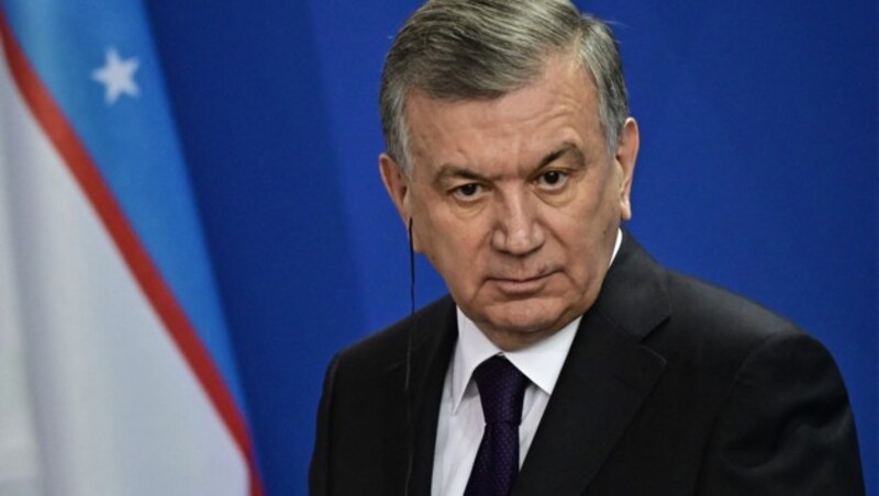 Schawkat Mirsijojew wurde im Oktober als Präsident Usbekistans wiedergewählt. (Bild: APA/AFP/Tobias SCHWARZ)