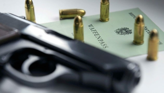 Das Waffengesetz in Österreich ist streng, ebenso die Bestimmungen, was an wen verkauft werden darf. Ein Waffenhändler erklärte aber vor Gericht, sich da nicht so genau auszukennen! (Bild: APA/Hans Klaus Techt)